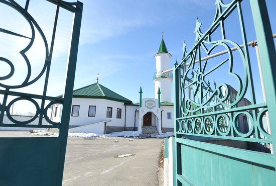 В мечетях на Среднем Урале продолжают соблюдать санитарные меры. Фото: Павел Ворожцов.