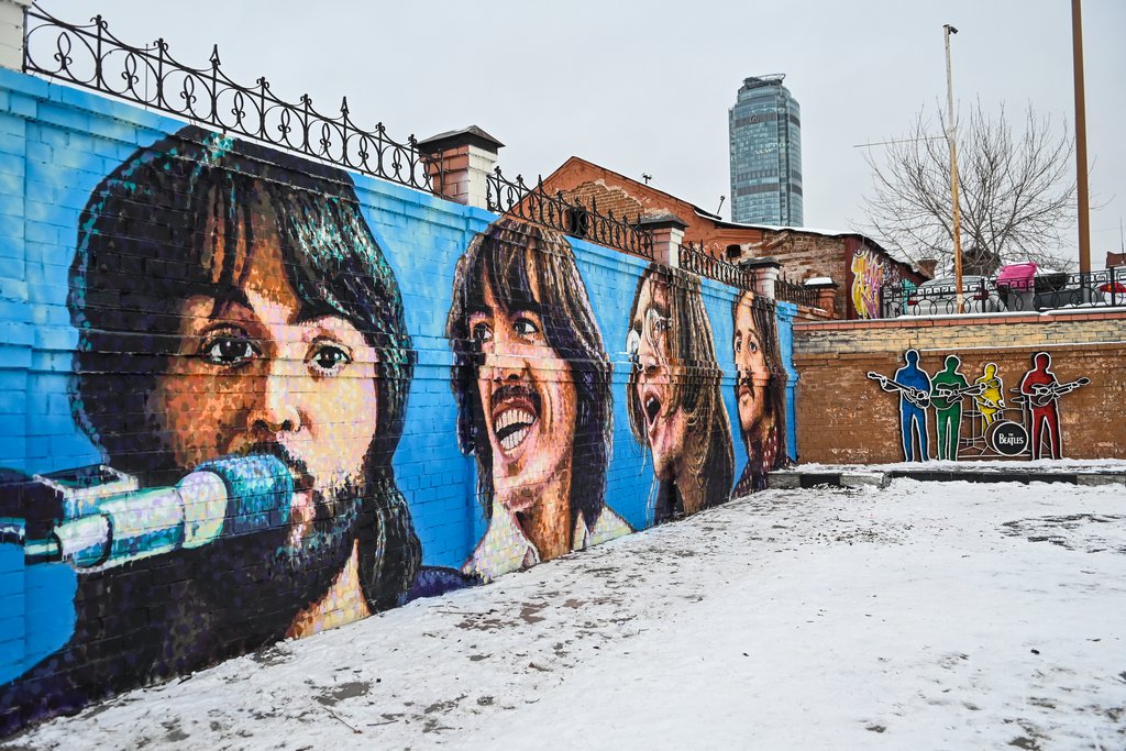 Британский художник создал арт-объект в Екатеринбурге в честь музыкальной группы "Битлз"