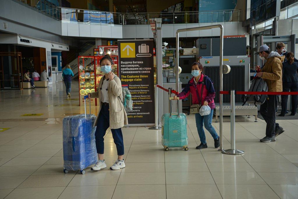 Туристы с чемоданами в аэропорту