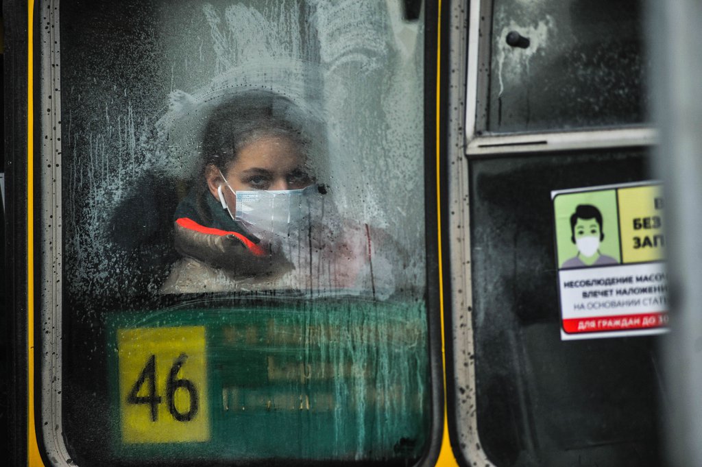 Пассажир в маске едет в общественном транспорте
