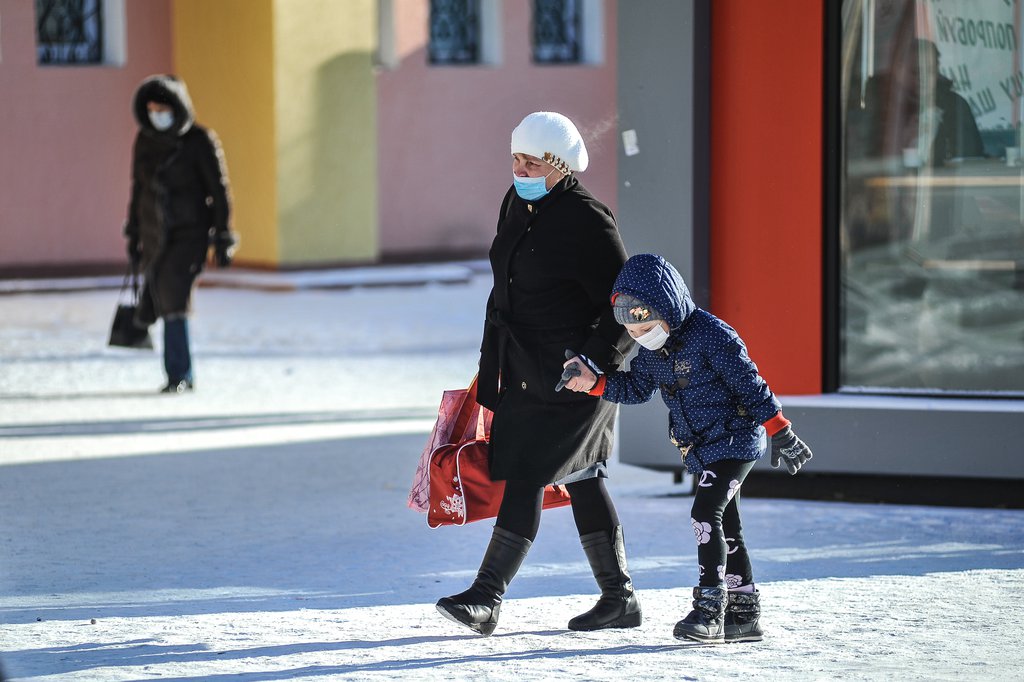 Мама с ребёнком идут по снегу