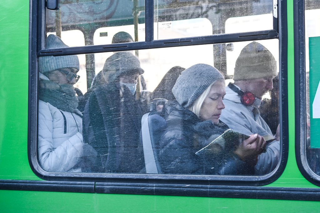 Пассажиры в масках в автобусе