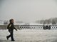 Пешеходам, оказавшимся на улице во время снегопада, необходимо держаться подальше от рекламных конструкций, деревьев, домов. Фото: Галина Соловьёва.