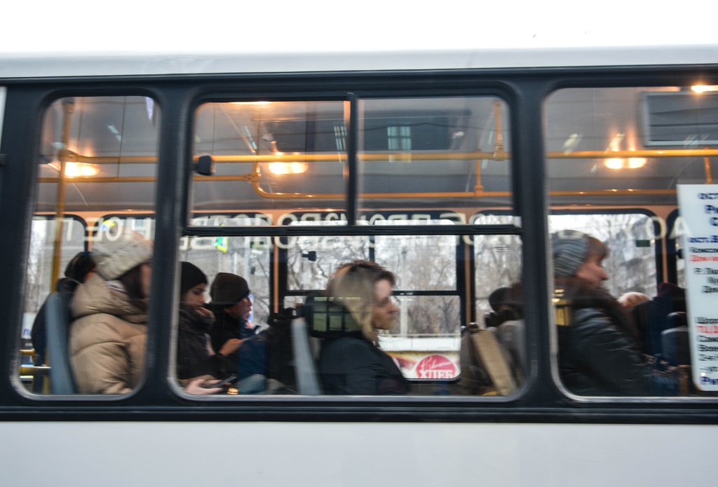 Люди в автобусе.