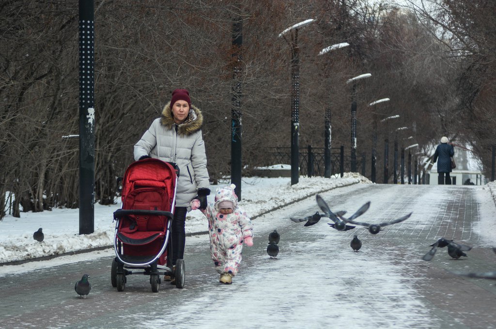 Мама гуляет с ребёнком и с коляской