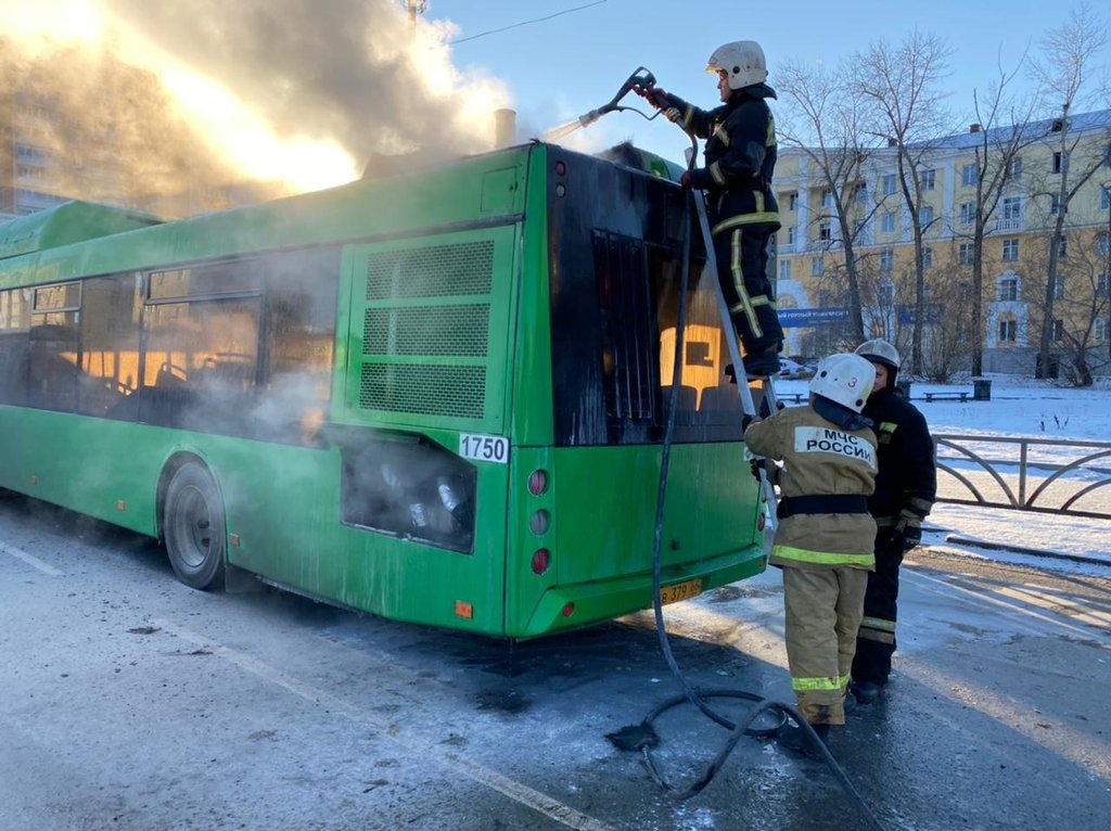 Пожарные тушат автобус
