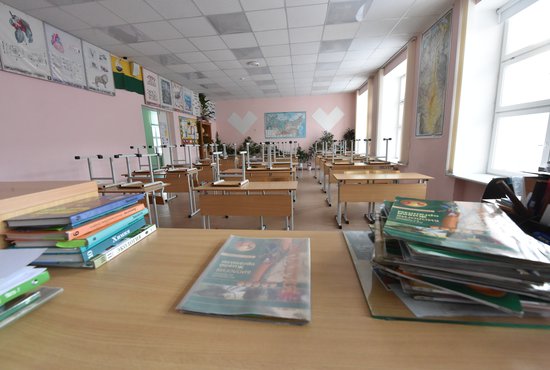 Учащихся школ №69, 80 и 90 могут вернуть за парты с понедельника. Фото: Алексей Кунилов.