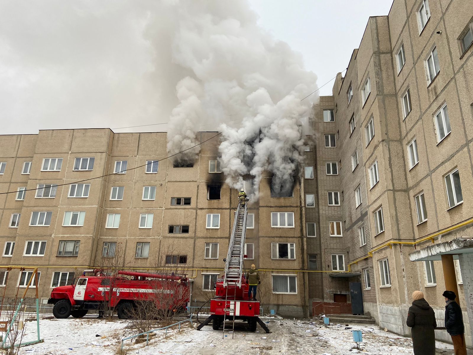 В свердловском посёлке пожар в пятиэтажке выгнал на улицу 52 человека:  Общество: Облгазета