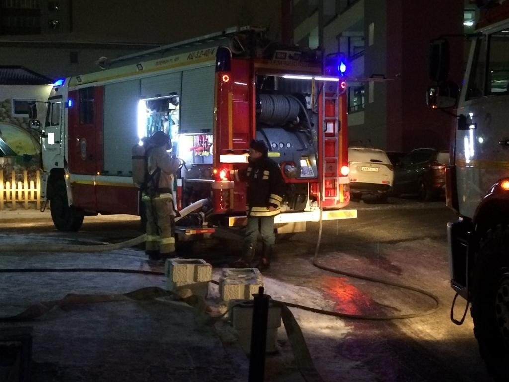 Спасатели на месте пожара в Екатеринбурге на Восточной