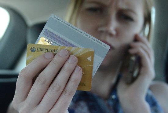 Чаще всего людей обманывают по телефону, представляясь сотрудниками банков. Фото: Павел Ворожцов.