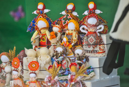 На ярмарках можно купить не только продукты, но и сувениры. Фото: Галина Соловьёва.
