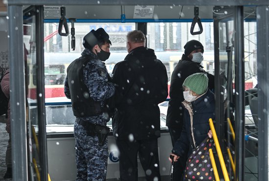В общественном транспорте действует масочный режим. Фото: Галина Соловьёва