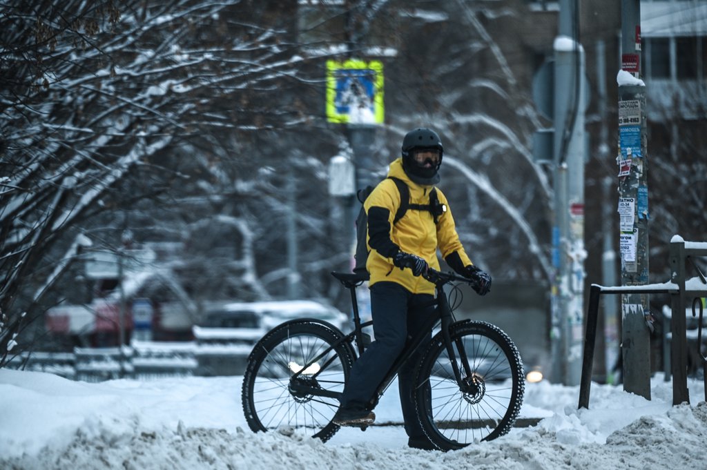 Мужчина на велосипеде в морозы
