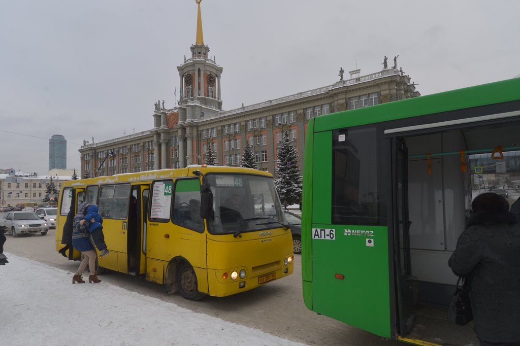 Автобусы на остановке "Площадь 1905 года"
