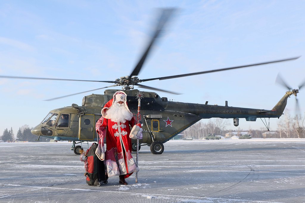 Дед Мороз прилетел на вертолёте