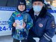 В конце рабочего дня юный полицейский получил зарплату в виде коробки конфет. Фото: пресс-служба ГУ МВД России по Свердловской области.
