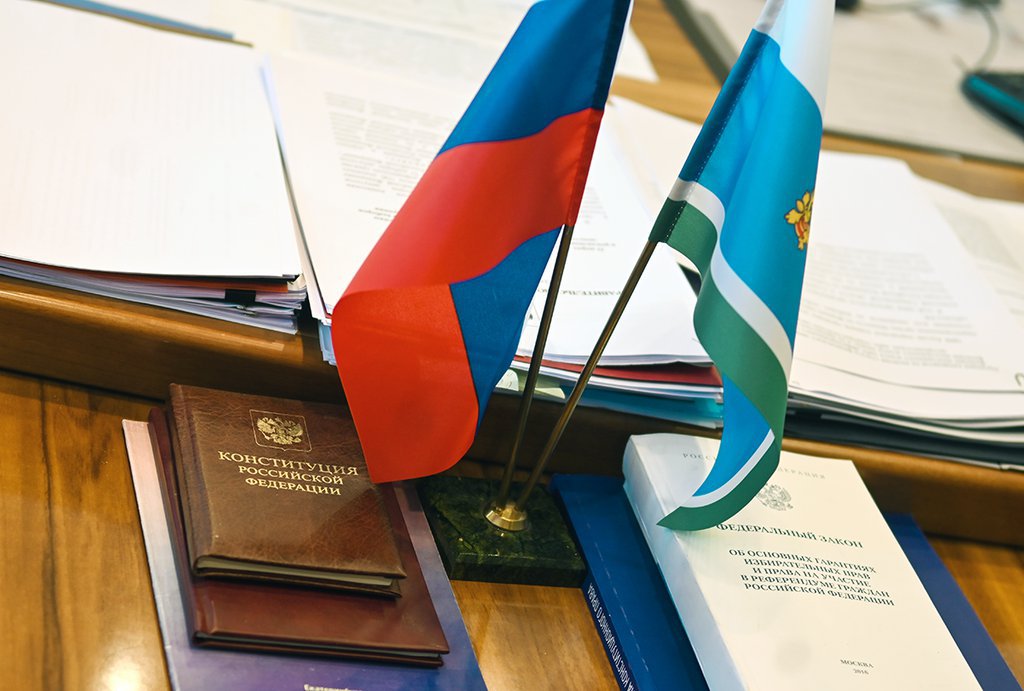 Согласно Избирательному кодексу Свердловской области, семерых членов назначает губернатор, ещё семь — региональное Заксобрание.
