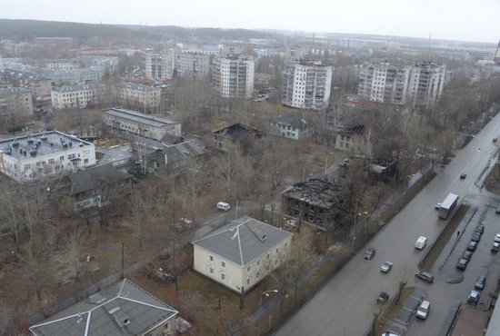 В зонах КРТ разрушенные бараки соседствуют с отремонтированными домами, в которых комфортно жить. Фото: Павел Ворожцов