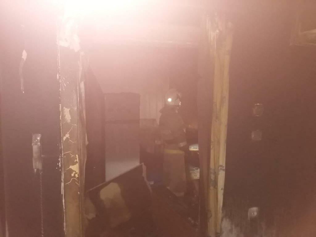 Установлено, что в доме горела квартира на втором этаже. Фото: пресс-служба ГУ МЧС России по Свердловской области