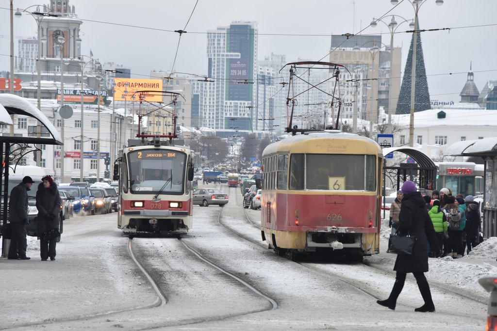 Трамваи едут по городу зимой