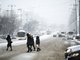Снегопад и возможное образование снежного наката могут вызвать осложнения на дорогах, поэтому и автомобилистам, и пешеходам следует быть предельно внимательными. Фото: Галина Соловьёва