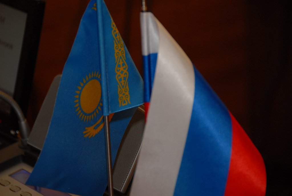 Флаги Казахстана и России