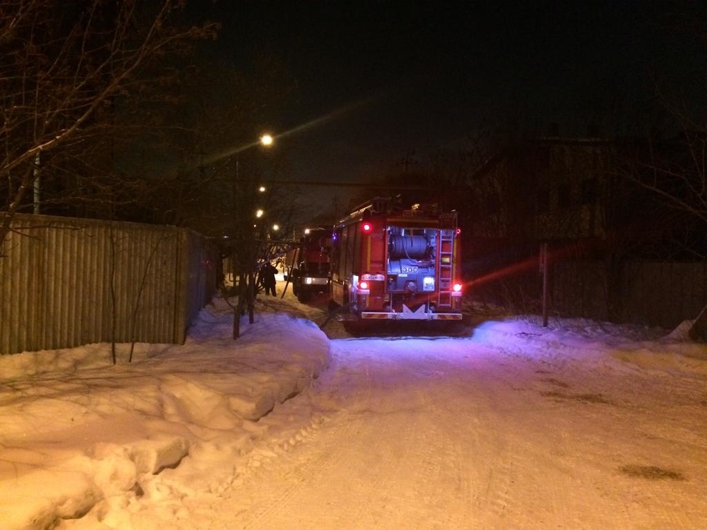 В Екатеринбурге на Старой Сортировке ночью тушили частный дом: Общество