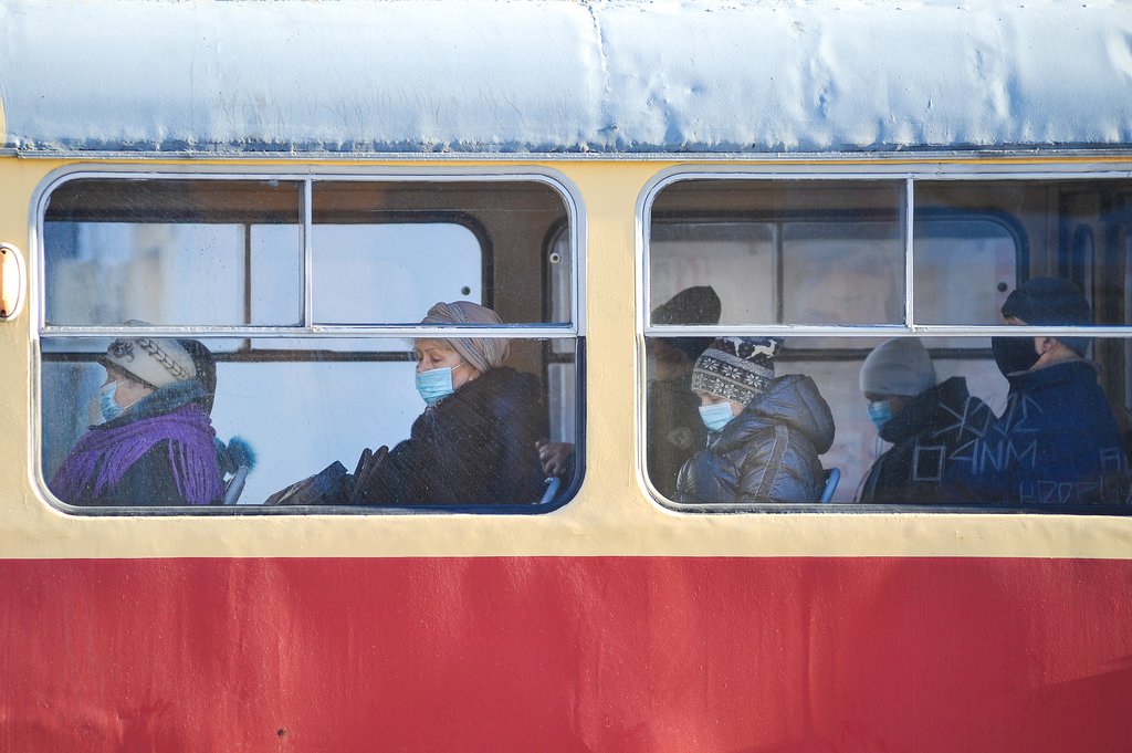 Люди едут в трамвае зимой
