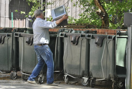 С 1 марта выбрасывать технику в мусорные контейнеры будет запрещено. Фото: Павел Ворожцов