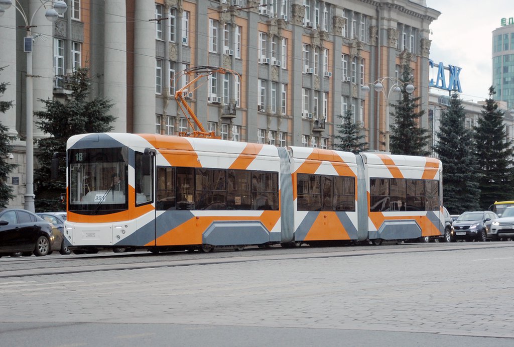 Трёхсекционный трамвай уже проходил обкатку в Екатеринбурге, но теперь его будут тестировать с пассажирами. Фото: Александр Зайцев