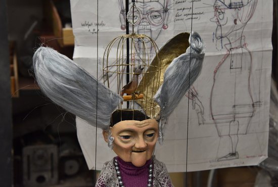 Крайне необычная действующая кукла на подгонке – персонаж спектакля “Арт-механика”. Фото: Павел Ворожцов