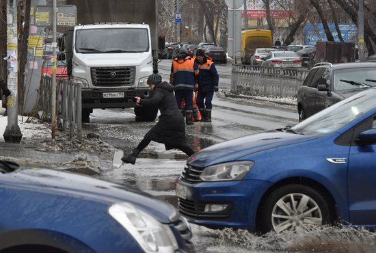 На многих перекрёстках в Екатеринбурге сложно пройти и не намочить ноги Фото: Павел Ворожцов