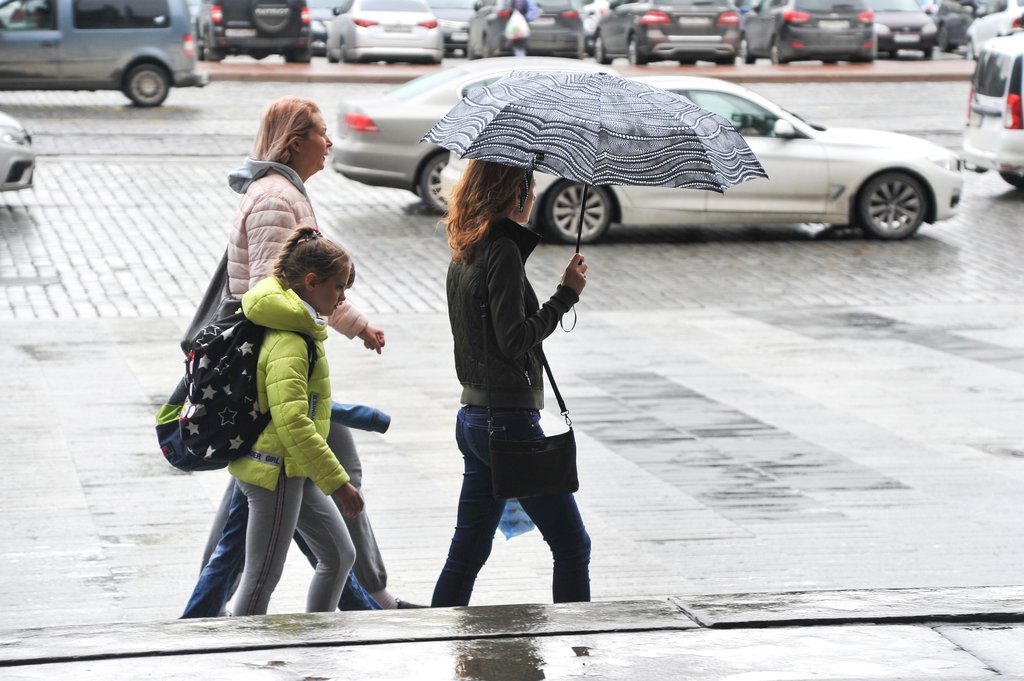 люди с зонтами