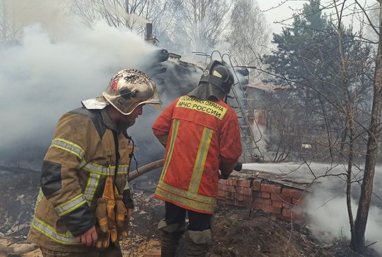 Борьба с огнем продолжается. Фото: пресс-служба ГУ МЧС по Свердловской области