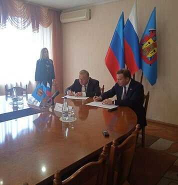 Подписание документа состоялось в Луганске, куда Владислав Пинаев выехал накануне. Фото: сайт "Луганский информационный центр"