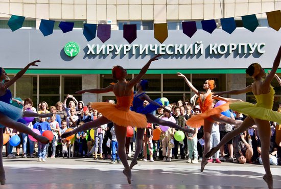 Акцию поддержали также уральские артисты, которые выступили перед детьми совместно с петербургскими солистами. Фото: Полина Зиновьева