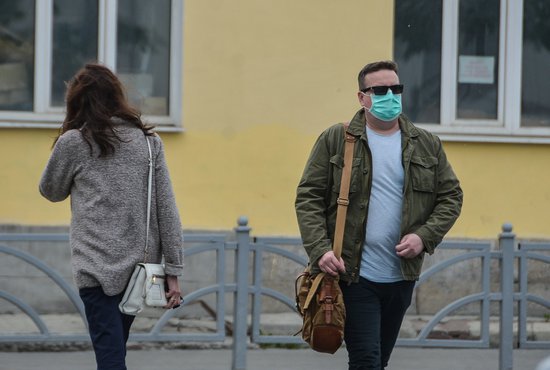 В Москве был выявлен еще 361 заболевший, в Санкт-Петербурге — 246, в Московской области — 225.  Фото: Галина Соловьева