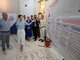 Елена Клименко показывает Александру Левину модельный избирательный участок в Доме журналистов. Фото: Павел Ворожцов
