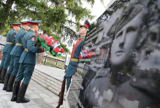 В честь героя ВОВ Степана Неустроева была открыта мемориальная доска. Фото: департамент информационной политики Свердловской области