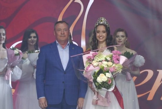 Корону вручал мэр Екатеринбурга Алексей Орлов. Фото: скриншот прямой трансляции конкурса