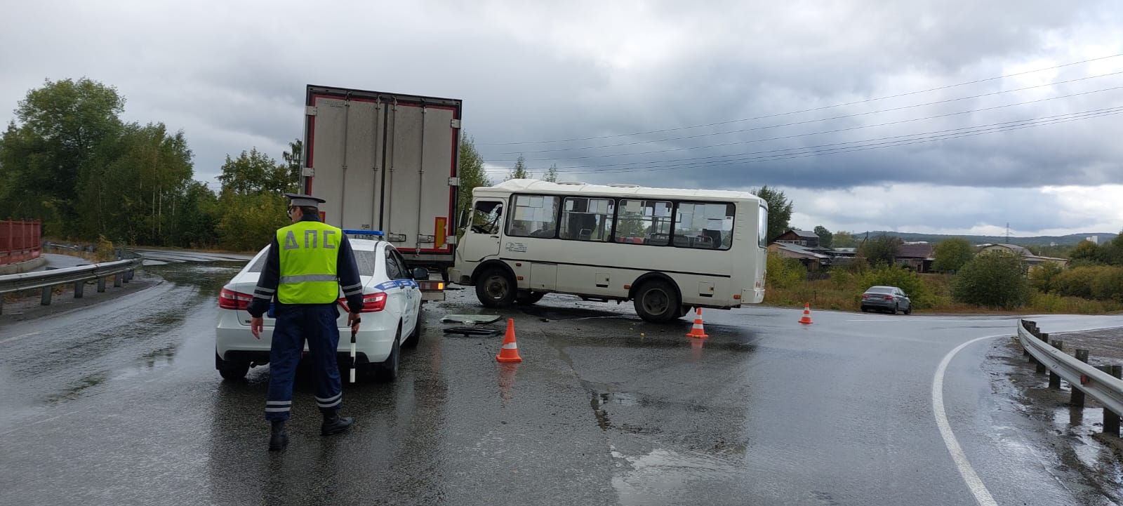 Четыре человека пострадали в ДТП с рейсовым автобусом в Полевском:  Общество: Облгазета