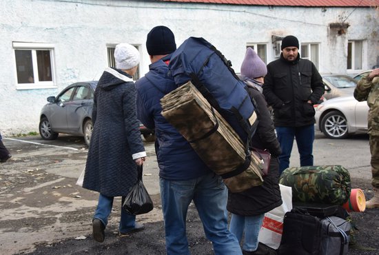 Сумма выплаты составляет 20 тысяч рублей на семью, а также по 20 тысяч рублей на каждого из детей военнослужащего. Фото: Алексей Кунилов