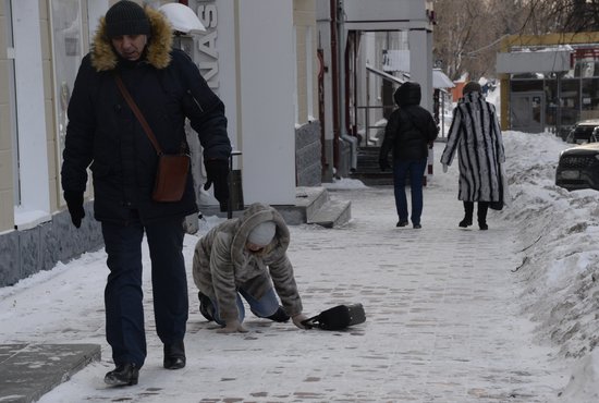 Пенсионерка сломала руку после падения на скользком тротуаре. Фото: Павел Ворожцов