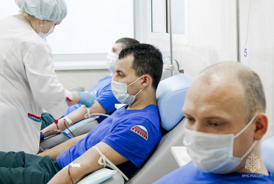 Каждый из сотрудников сдал от 300 до 450 миллилитров крови. Фото: пресс-служба ГУ МЧС РФ по Свердловской области