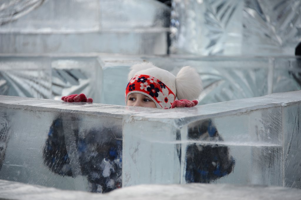 ребенок в ледовом городке