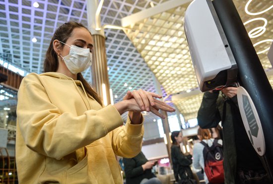 Санврачи рекомендуют носить маски в общественных местах. Фото: Галина Соловьева