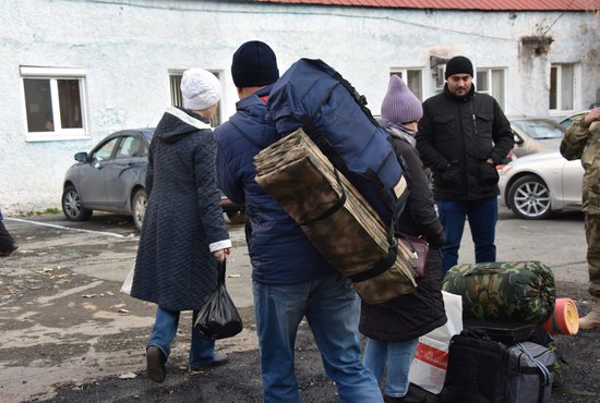 Документ предусматривает, что родные участников СВО могут получить единовременно 20 тысяч рублей на семью, а также аналогичную сумму на каждого из детей военнослужащего. Фото: Алексей Кунилов