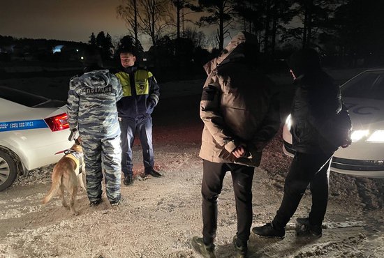 За ночь полицейские проверили около 60 граждан, 11 объектов торговли и 35 транспортных средств. Фото: отделение по связям со СМИ УМВД России по Екатеринбургу