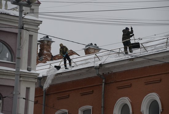 ТСЖ и УК напомнили о необходимости чистить снег с крыш. Фото: Павел Ворожцов