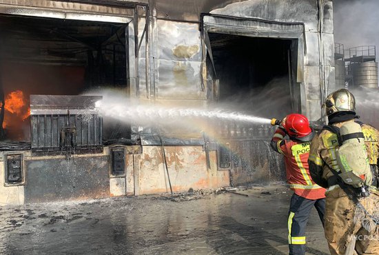 Борьба с пожаром в Арамиле продолжается. Фото: пресс-служба ГУ МЧС РФ по Свердловской области